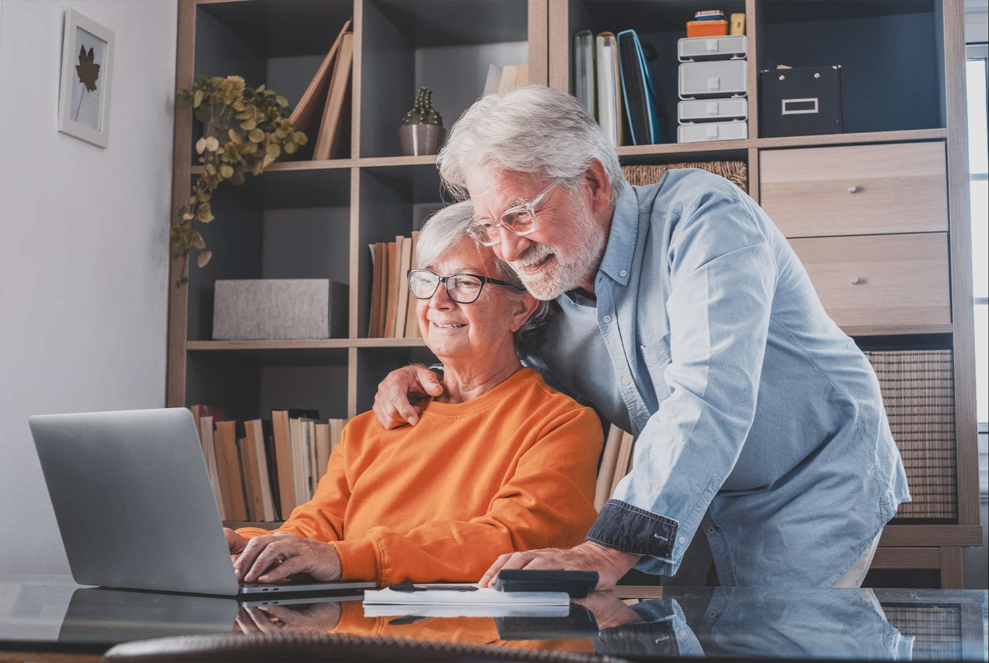Älteres Ehepaar sucht online nach Ergotherapeuten