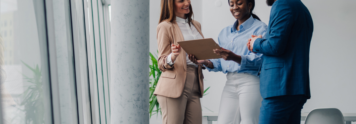 Business Leute schauen sich Plan an