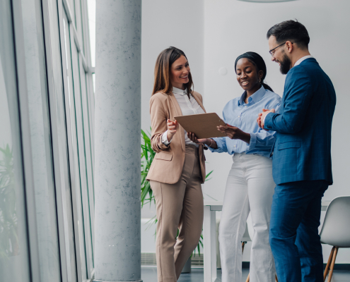 Business Leute schauen sich Plan an