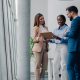 Business Leute schauen sich Plan an