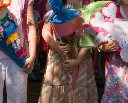 Kinder mit Schultüten
