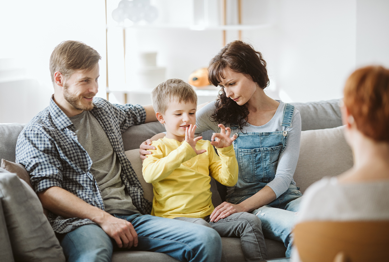 Eltern mit ihrem Sohn beim Elterncoaching