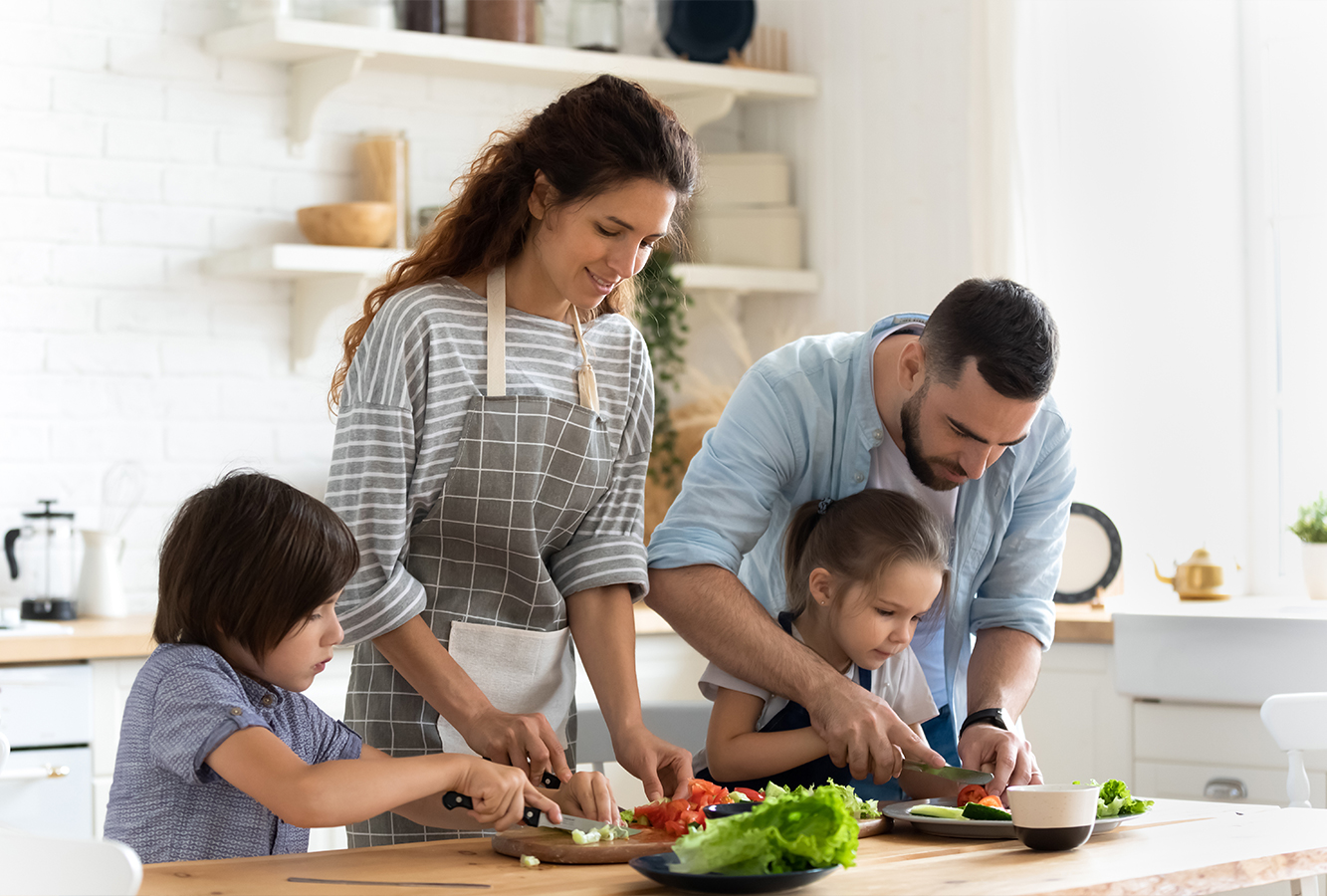 Familie kocht zusammen in der Küche