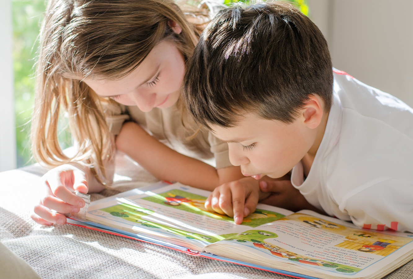Junge und Mädchen lesen gemeinsam