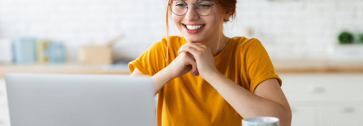 Junge Frau recherchiert über die Ausbildung zur Ergotherapeutin