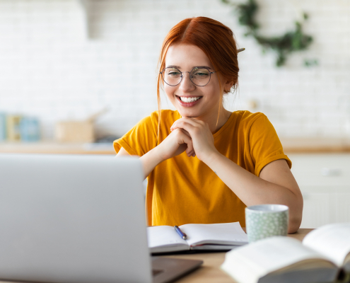 Junge Frau recherchiert über die Ausbildung zur Ergotherapeutin