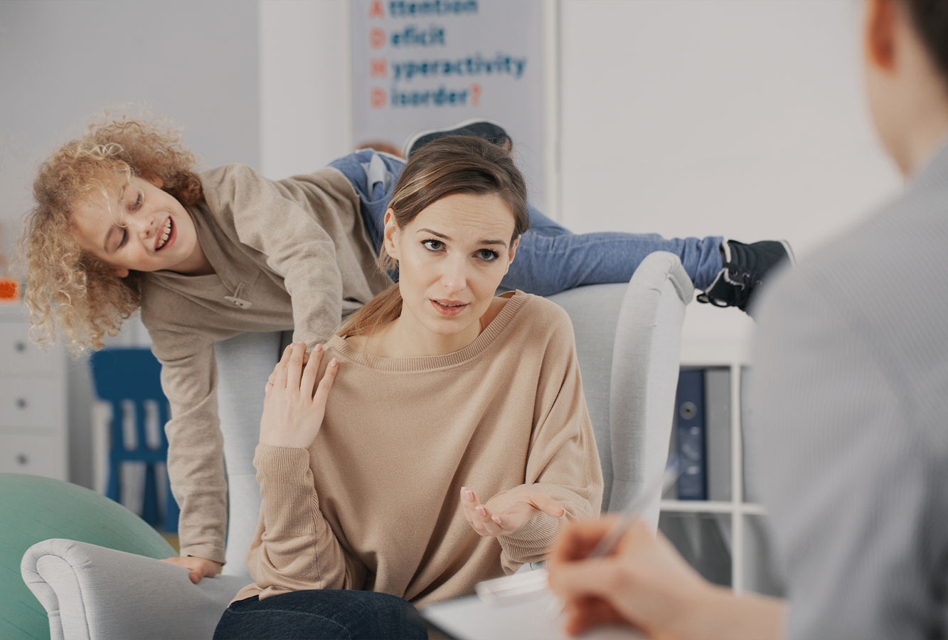 Mutter mit ihrem Kind bei der Ergotherapie