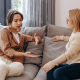Zwei Frauen unterhalten sich
