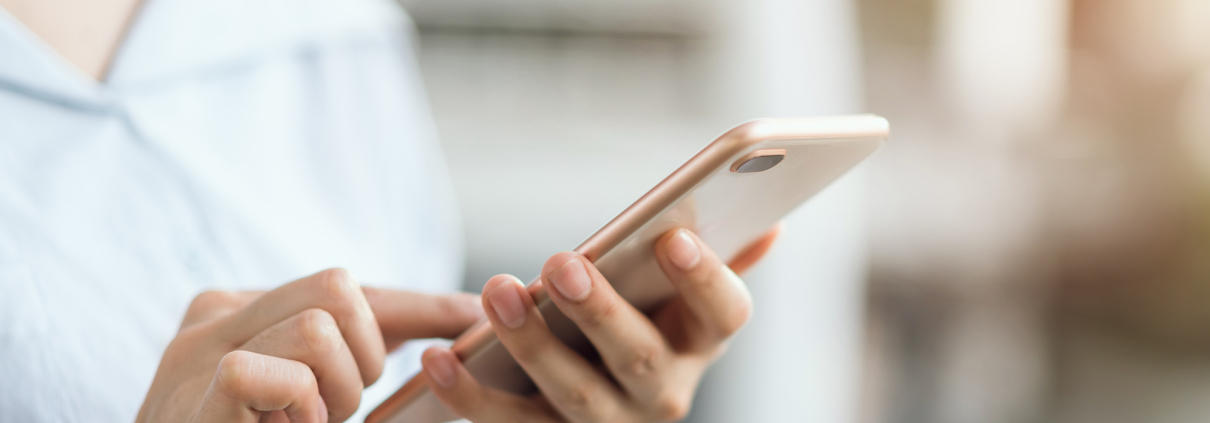 Frau am Smartphone