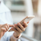 Frau am Smartphone