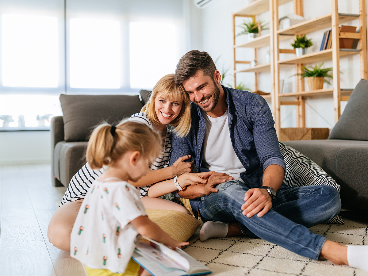 Eltern spielen mit ihrem Kind